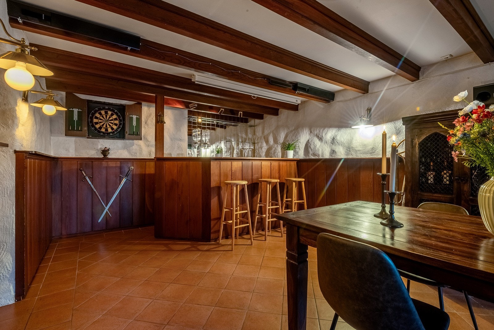 Den innerste stuen har gulvfliser, barløsning og plass til spise- eller avslapningsmøblement. Galleribilde