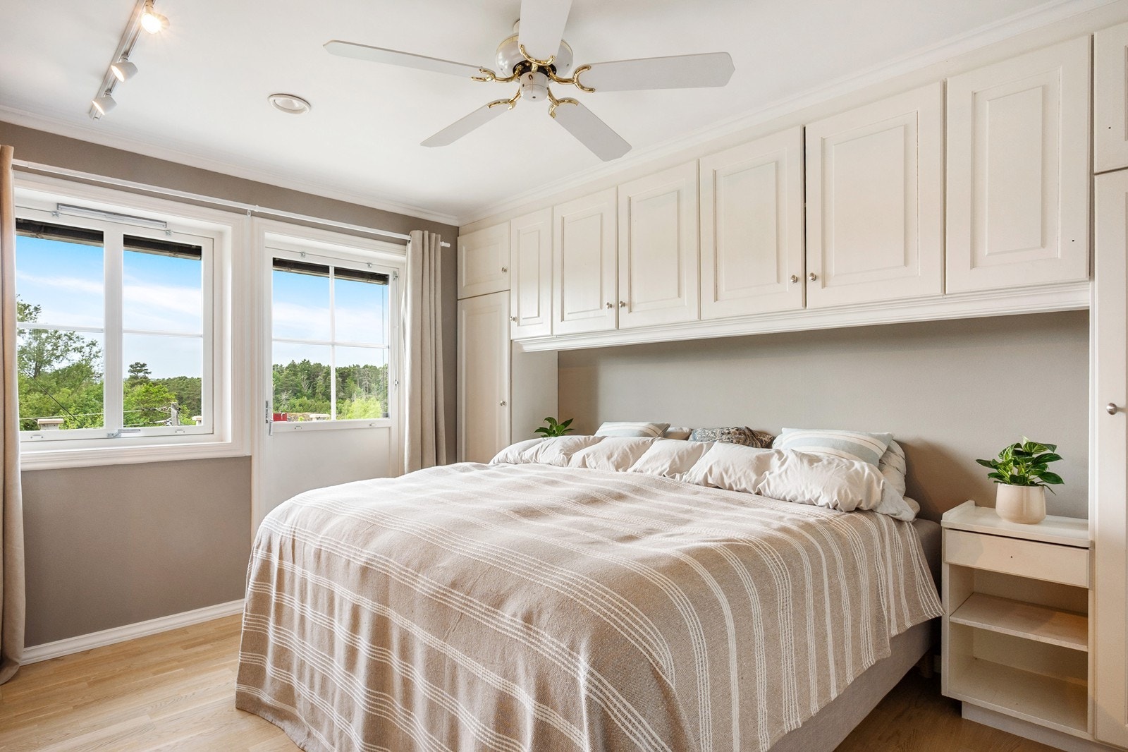 Boligen har totalt fire gode soverom, der hovedsoverom ligger i suiteløsning med bad. Galleribilde