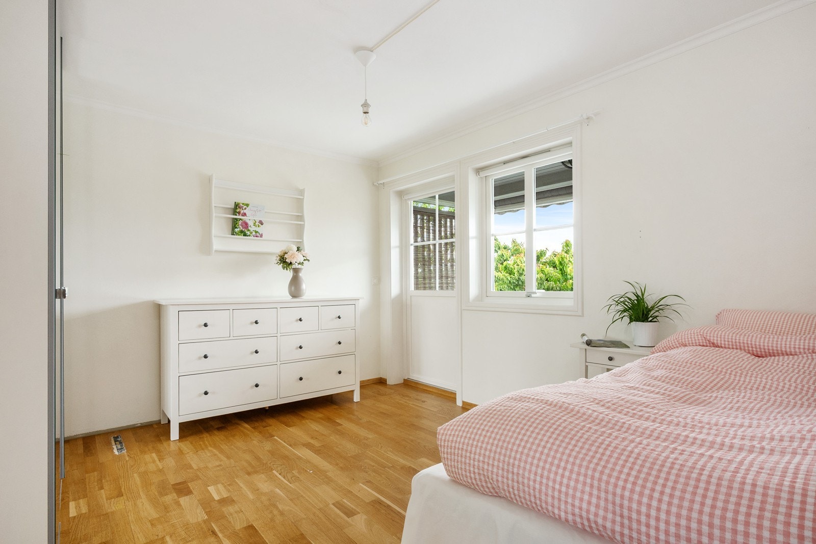 Soverom 2 har utgang til samme vestvendte veranda som stue og kjøkken. Galleribilde