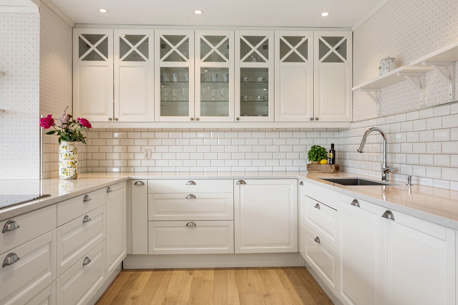 Innredningen har hvite, profilerte fronter, vitrineskap og lys benkeplate i granittstein med nedfelt komposittkum. Galleribilde