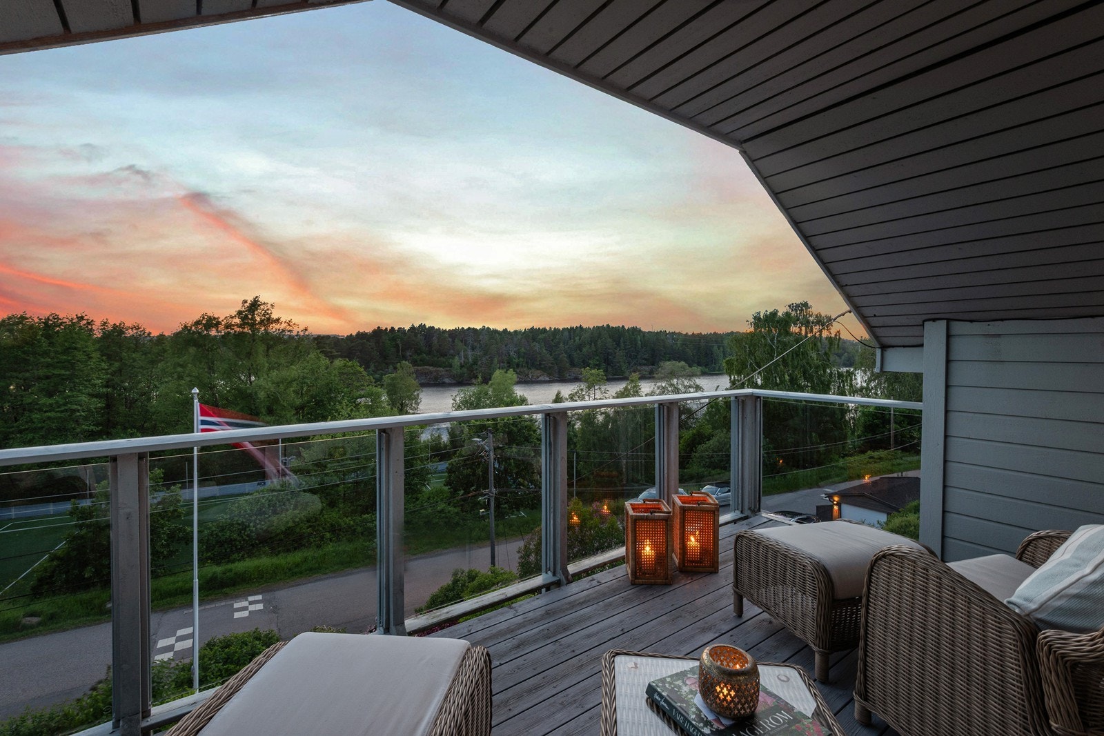 Nyt utsikten mot Vansjø hele dagen og det flotte fargespillet fra solnedgangen på kveldstid. Galleribilde