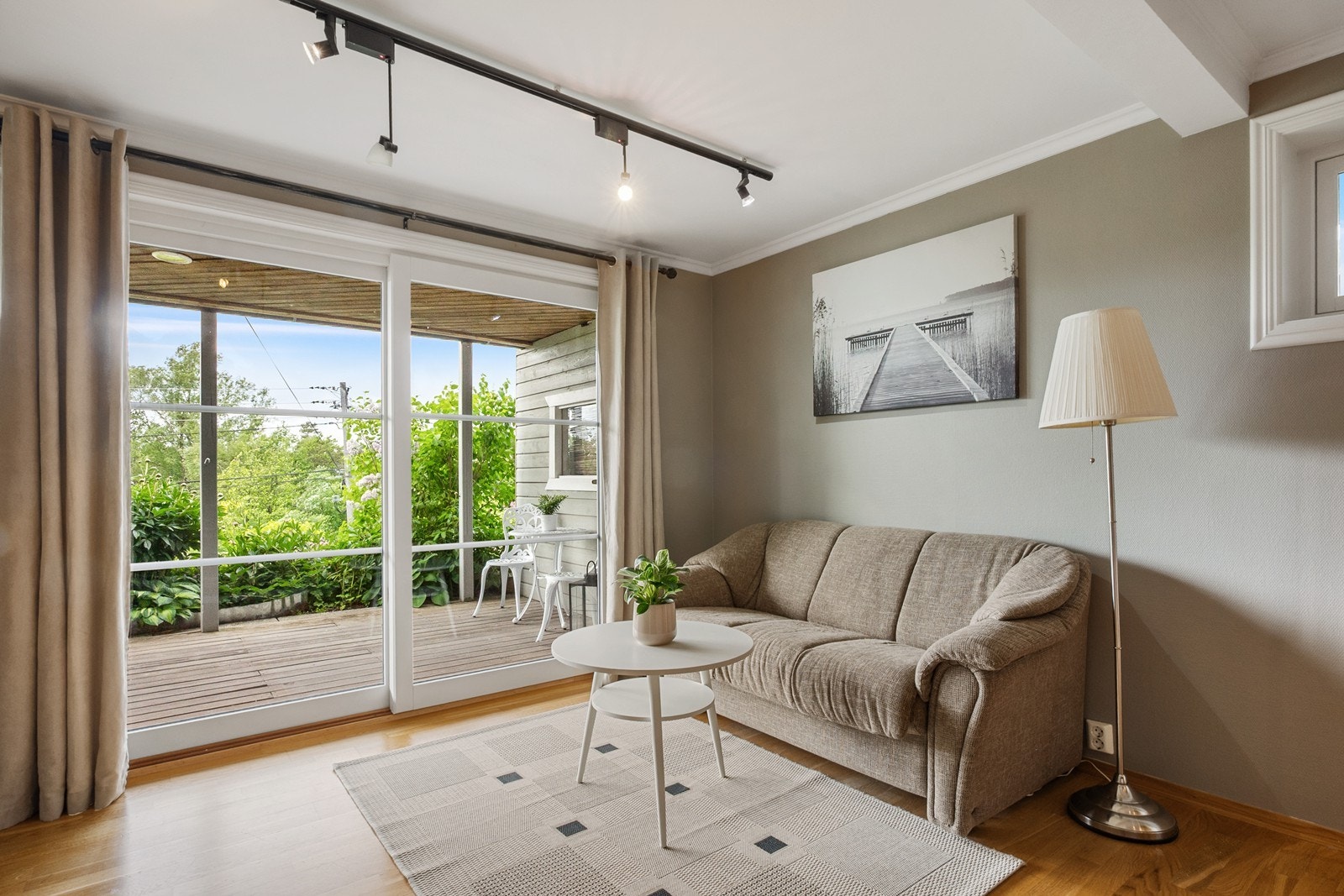 Fra stuen med soveromsnisje tar en stor skyvedør deg ut til skjermet del av adkomstterrassen. Galleribilde