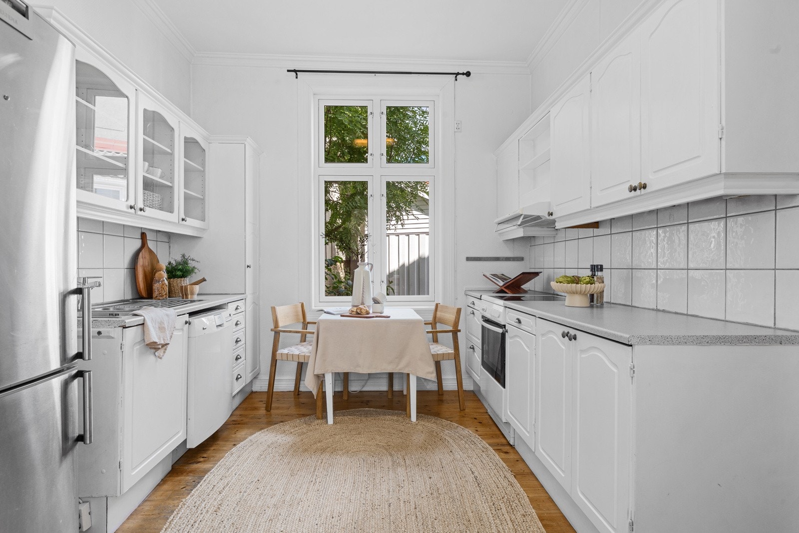 Kjøkkenet har plass til frokostbord ved vinduet - godt med dagslys Galleribilde