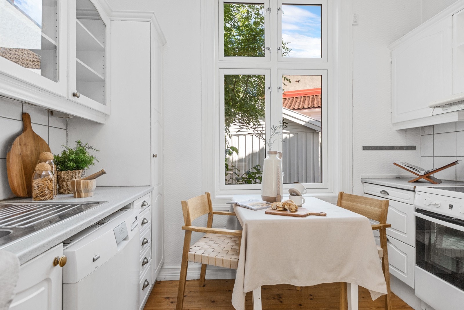 Kjøkkenet har en eldre innredning som passer fint inn i leiligheten Galleribilde