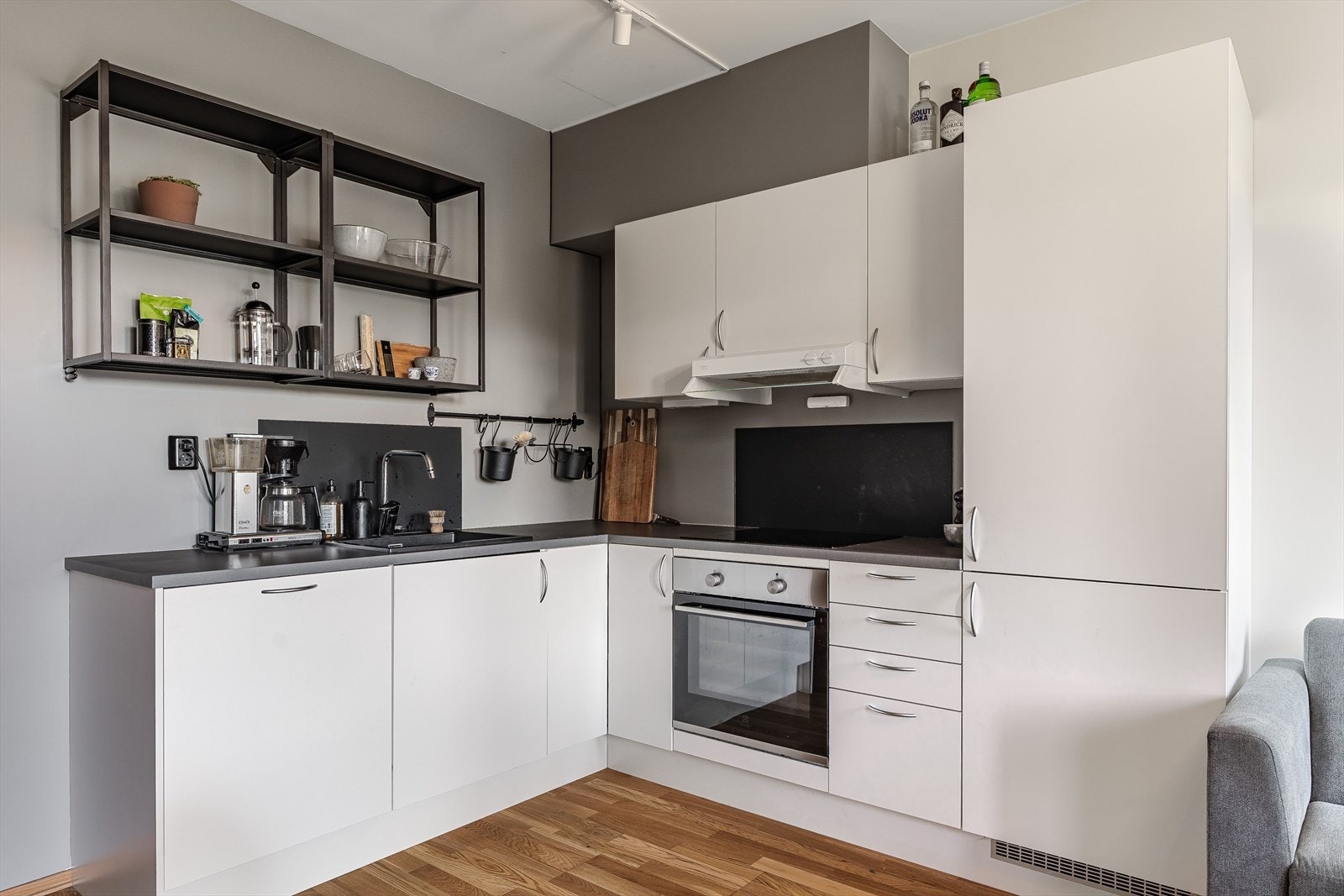 Moderne kjøkken med lyse fronter, god benkeplass og åpne hyller som skaper et stilrent uttrykk. Galleribilde