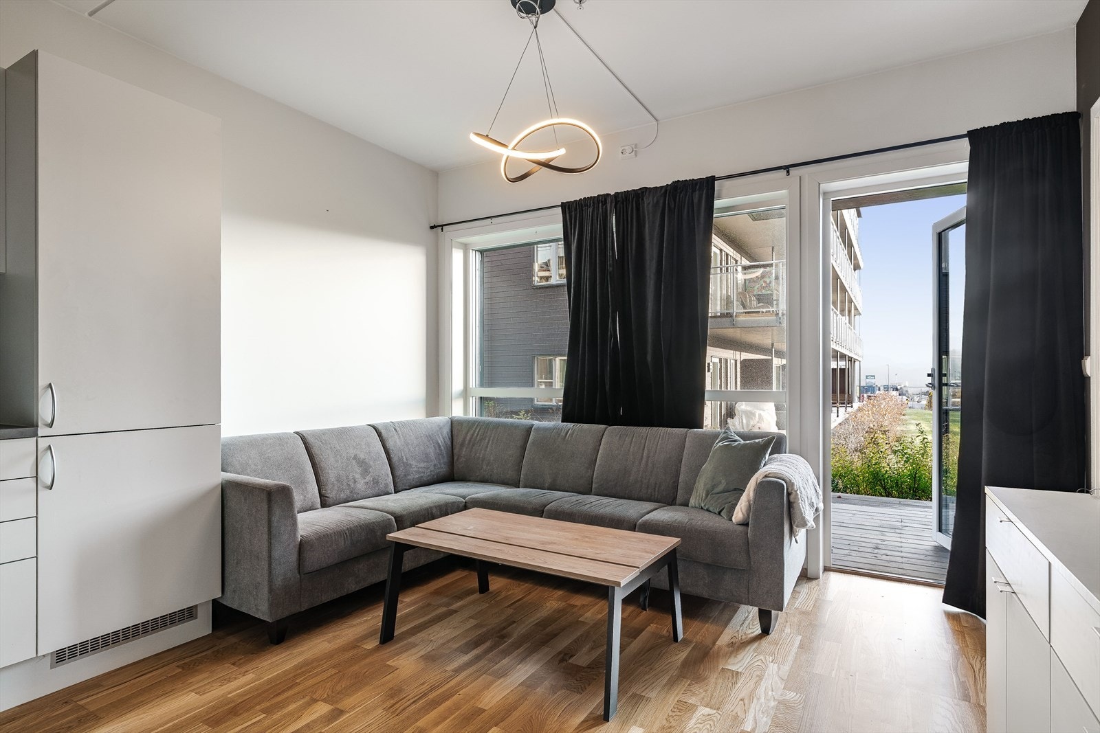 Markterrasse i tilknytning til stue og soverom, med plass til sittegruppe og utsyn mot grøntarealer. Galleribilde