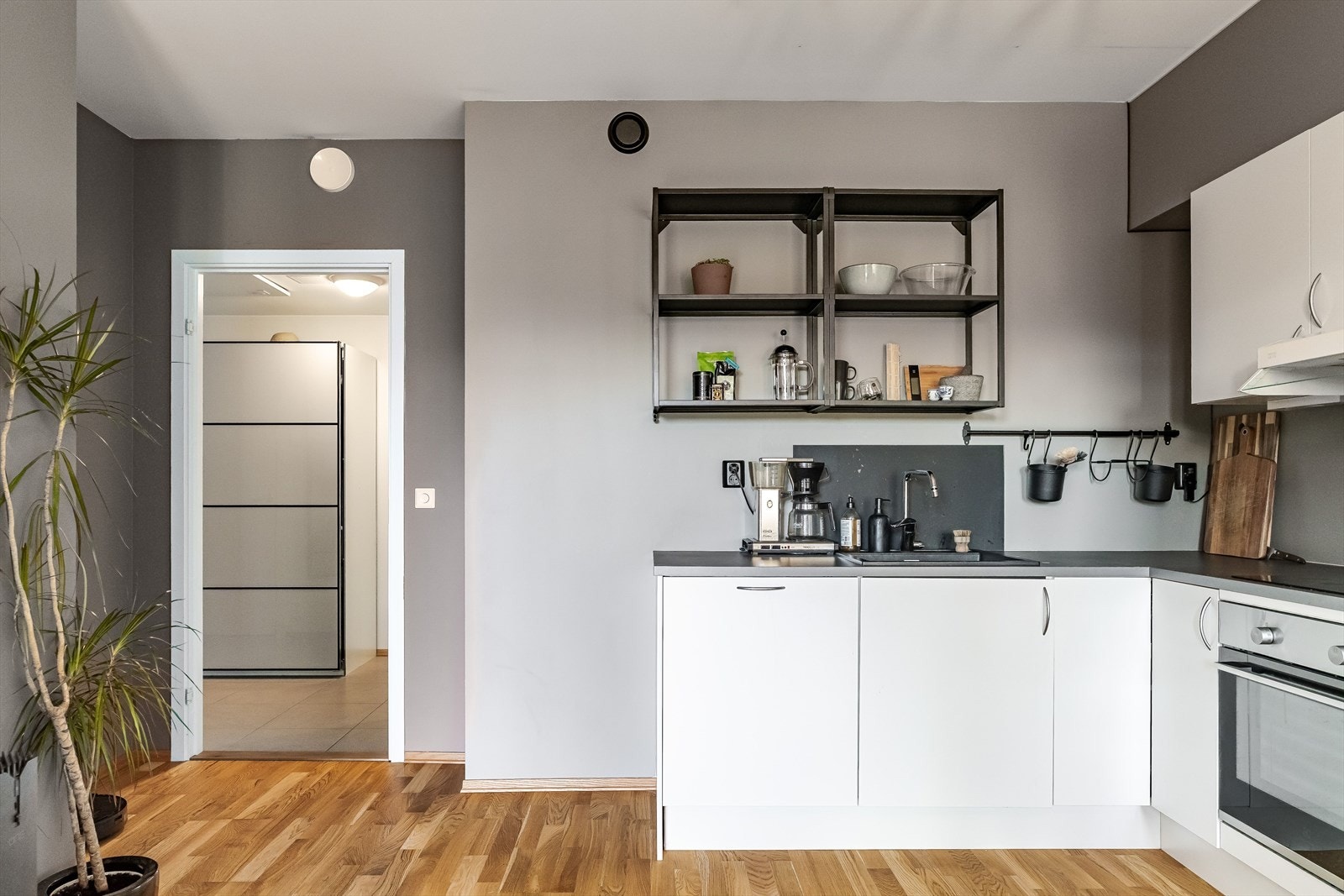 Leiligheten er en del av Hårstad Minde Borettslag 2 og disponerer en fast parkeringsplass i p-kjeller. Galleribilde