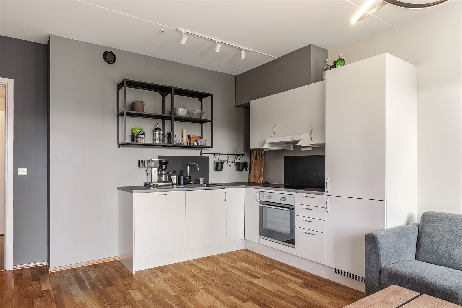 Leiligheten har en åpen stue- og kjøkkenløsning med plass til både spisebord og sofagruppe. Galleribilde