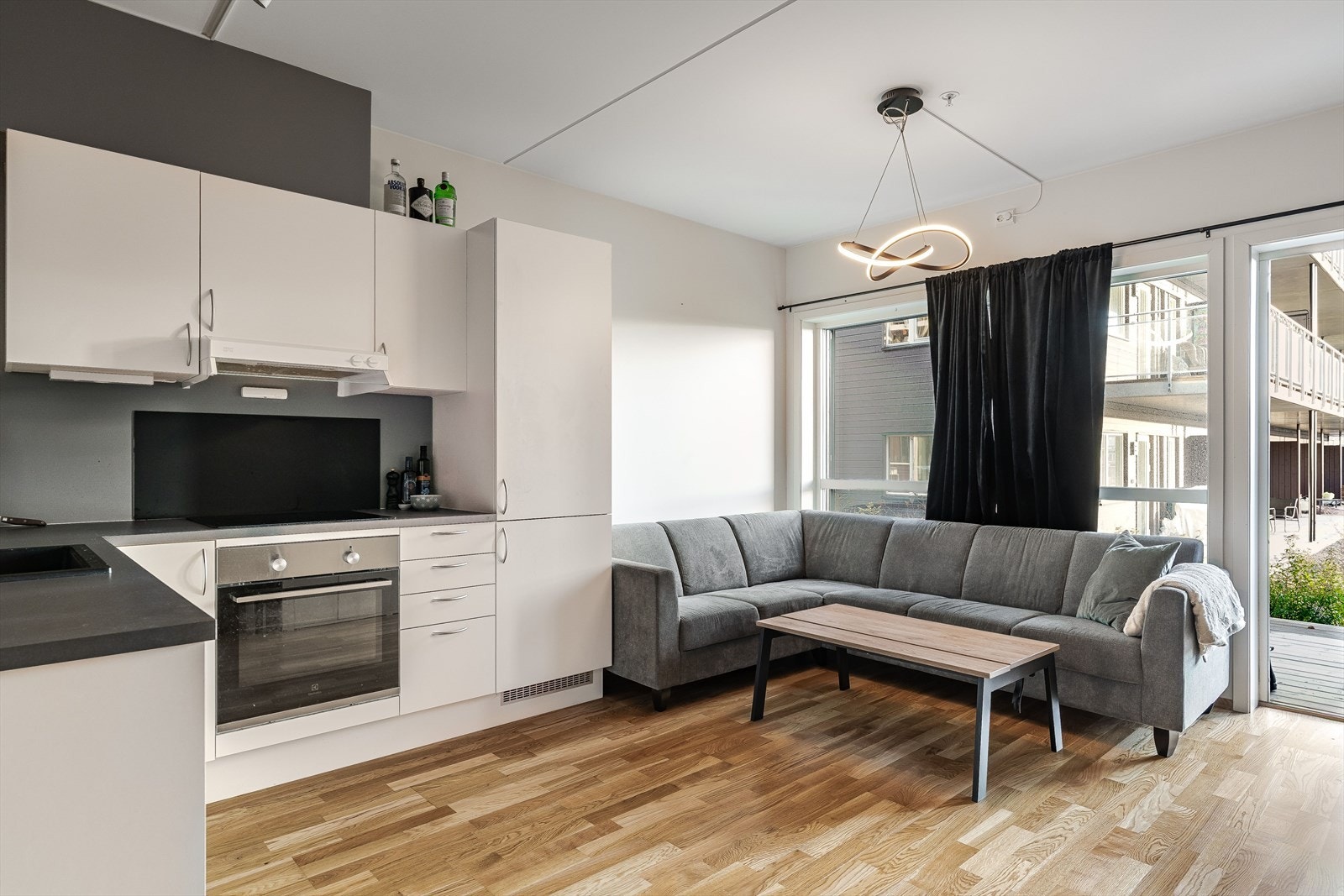 Kjøkkenet har fått tildelt TG1 av takstmann, og har integrerte hvitevarer som steketopp, stekeovn, oppvaskmaskin og kombiskap (Frys og kjøl) Galleribilde