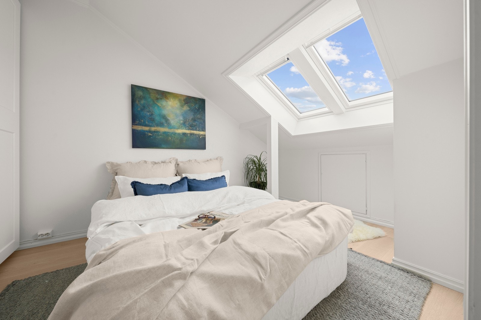 Rommet har plass til dobbeltseng og garderobeskap. Galleribilde