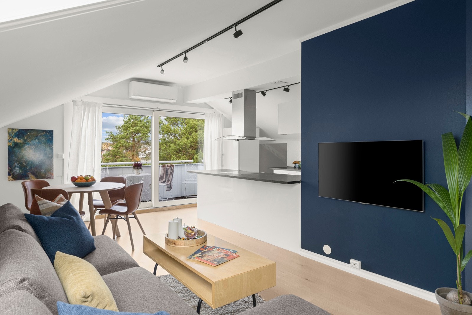 Vinduer nye, installert høsten/vinteren i 2023, vedlikeholdsfri og trelags. Galleribilde