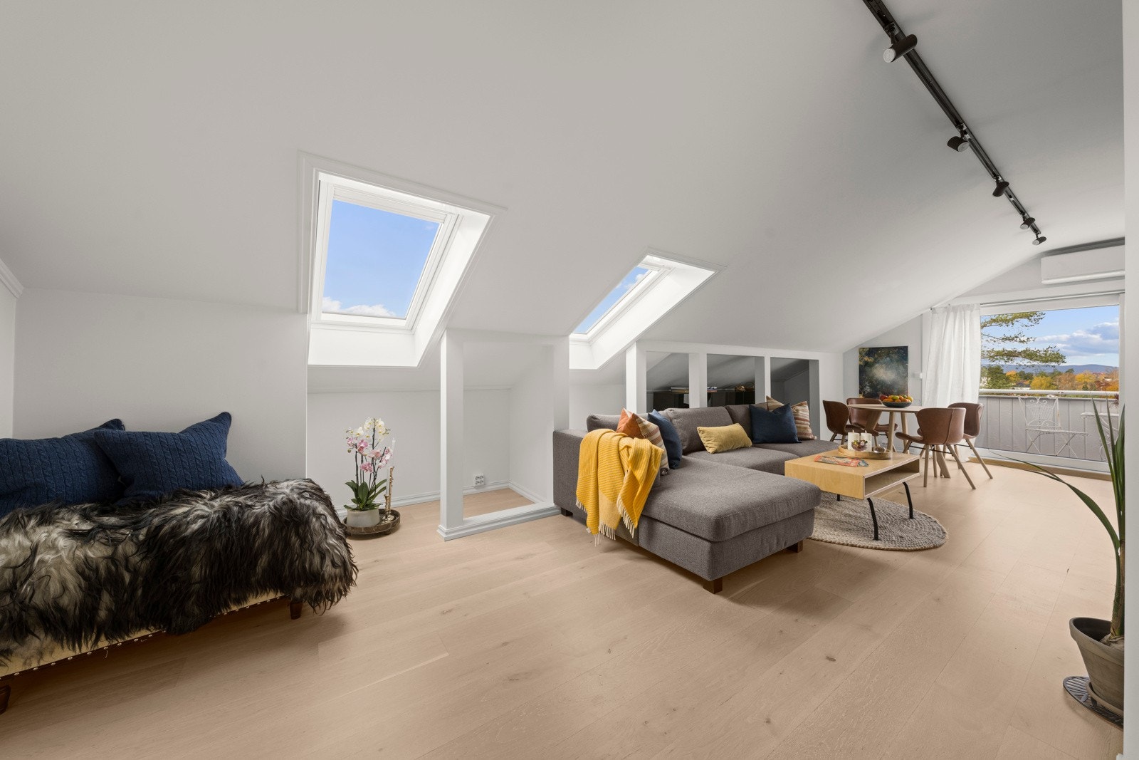 Lys og innbydende stue med peis og panoramautsikt mot fjorden. Galleribilde