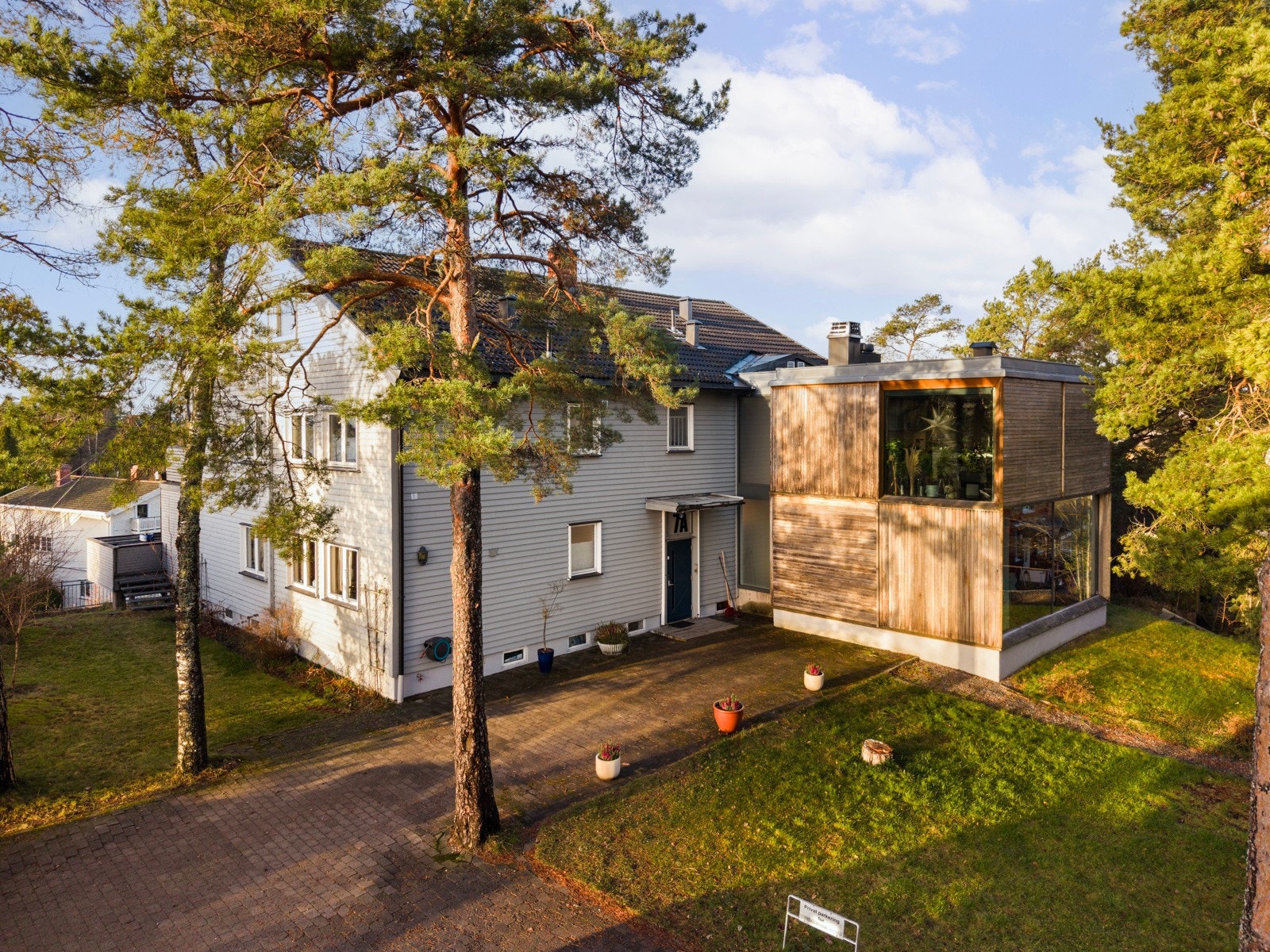 Hyggelig felles uteområde med sittegrupper og grillplass Galleribilde