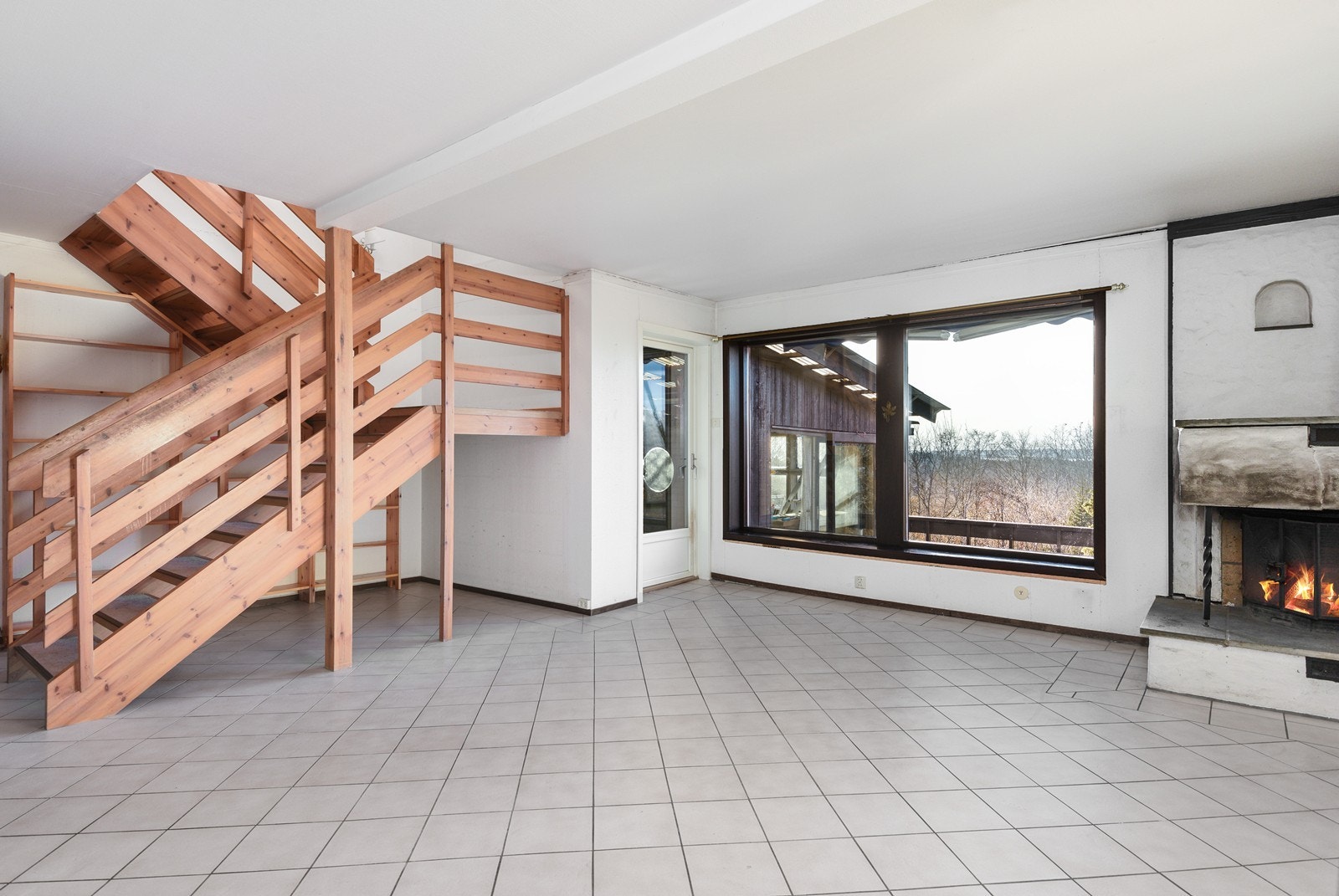 Underetasjen har et romslig oppholdsrom med gulvvarme og store vindusflater som rammer inn utsikten mot friområdet og fjorden. Galleribilde