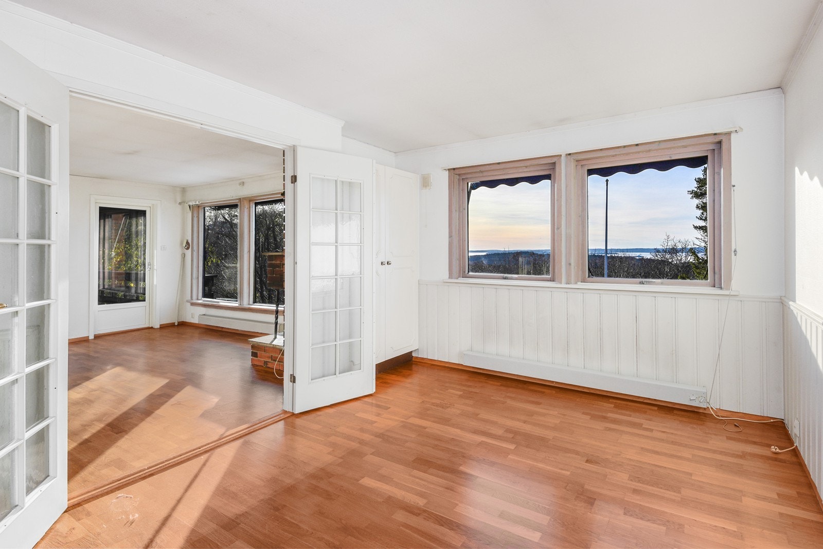 2-fløyet dør med glassfelt mellom stue og spisestue skaper en fin flyt mellom rommene. Galleribilde