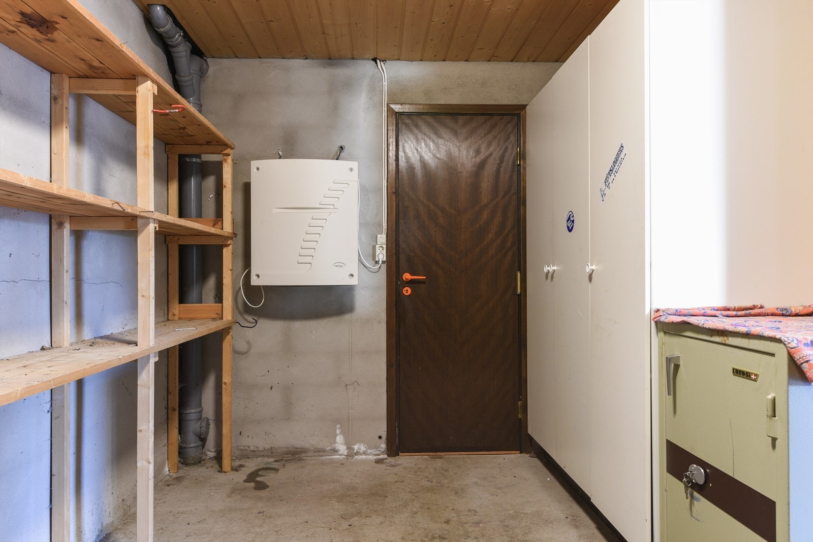 Vaskekjeller med videre tilgang til kjølerom. Galleribilde