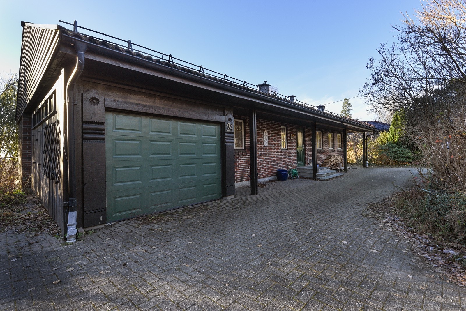 Integrert garasje med innvendig adkomst til bod. Garasjen fremkommer ikke på godkjente tegninger. Galleribilde