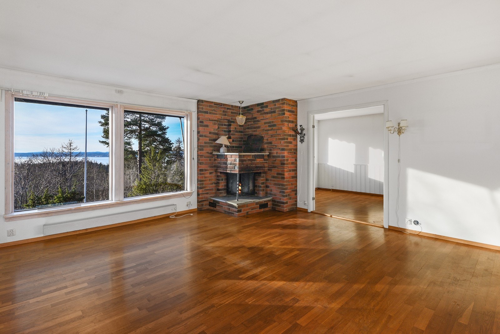 Hovedplanet byr på en stor og gjennomgående lys stue med brede vindusflater som åpner opp mot landskapet og gir glimt av fjorden. Galleribilde