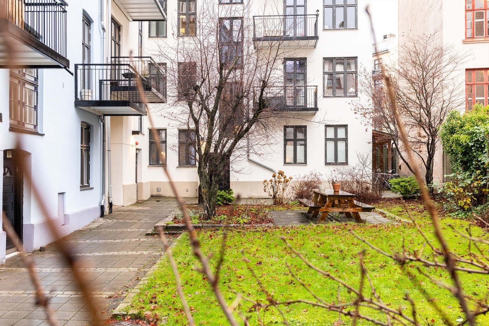 - Hyggelig bakgård med plen og sittegruppe - Galleribilde