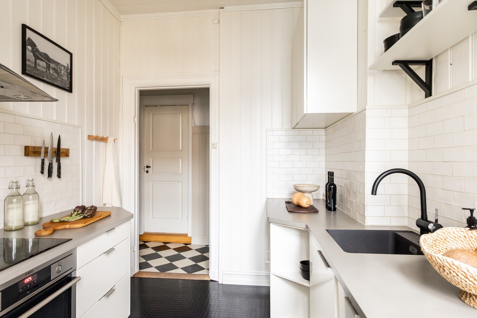 - Det er integrerte hvitevarer, herunder kjøl-/fryseskap, oppvaskmaskin og stekeovn - Galleribilde