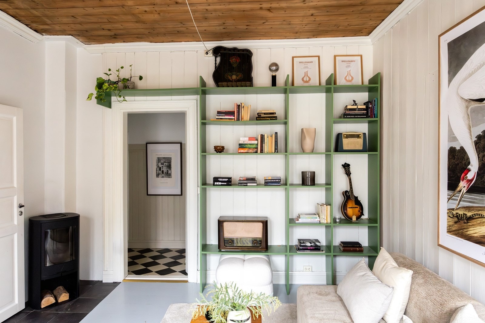 - Plassbygd hylle, bygd av møbelsnekker i 2021 - Galleribilde