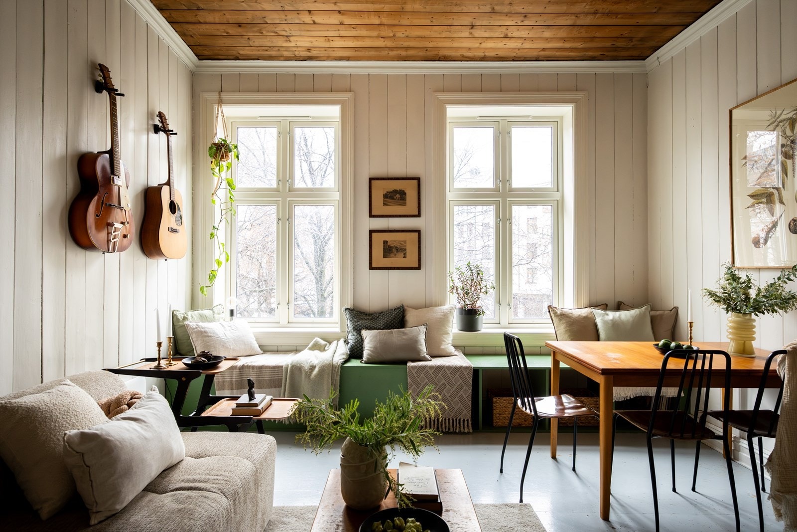 - Store vindusflater som gir rikelig med luft og lys. Vinduer er fra 2022 - Galleribilde