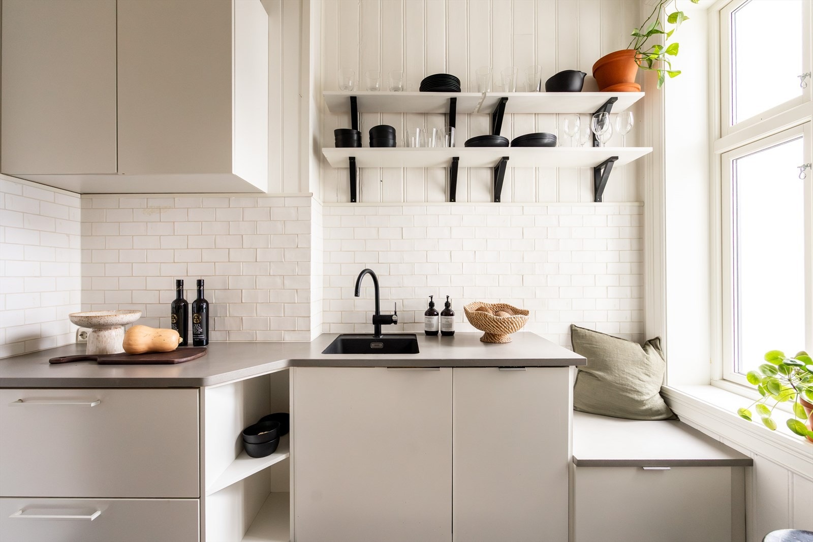 - Innredningen består av heltre, med glatte skapfronter samt over- og underskap som gir god oppbevaringsplass - Galleribilde