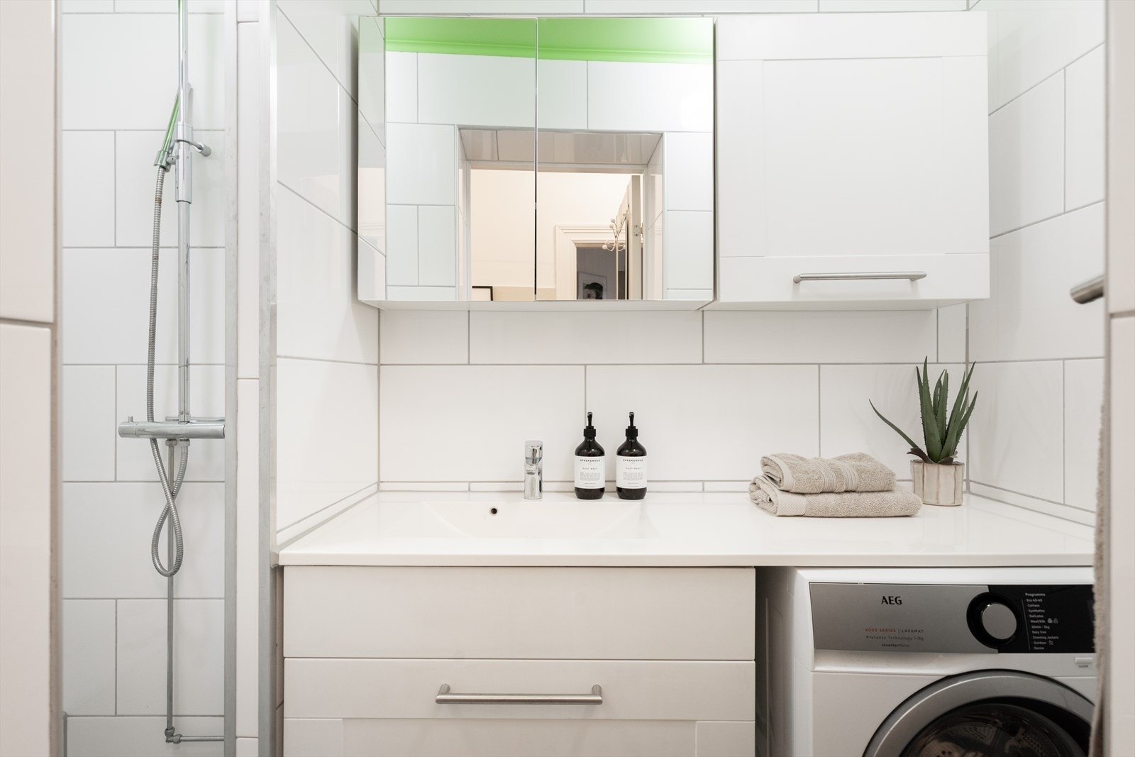 - Flislagt baderom fra 2015 med gulvvarme og opplegg for vaskemaskin. Baderommet er innredet med nedfelt servant, overhengende speil og belysning - Galleribilde