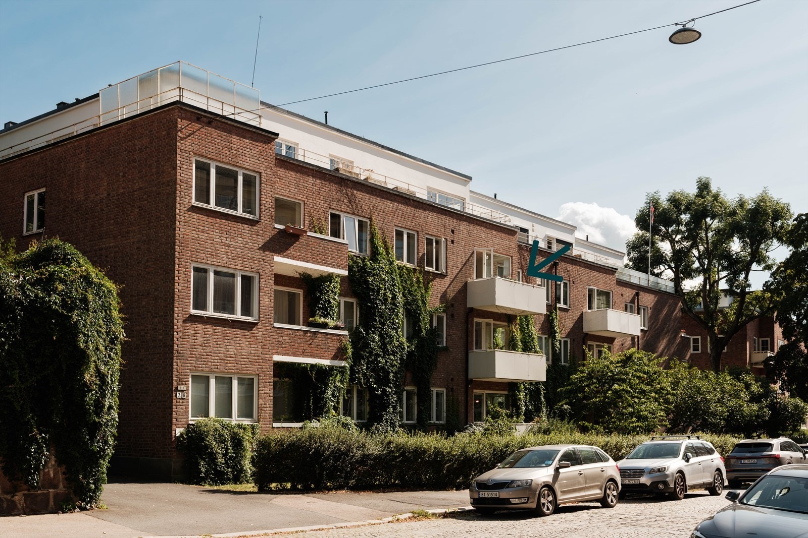 Leiligheten ligger tilbaketrukket uten trafikkstøy i rolige omgivelser i et område omringet av fantastisk arkitektur. Beboerparkering rett utenfor bygården. Galleribilde