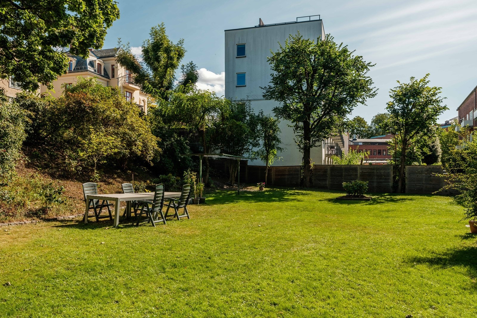 Hyggelig fellesområde med gressplen, sittegruppe, beplantning m.m Galleribilde
