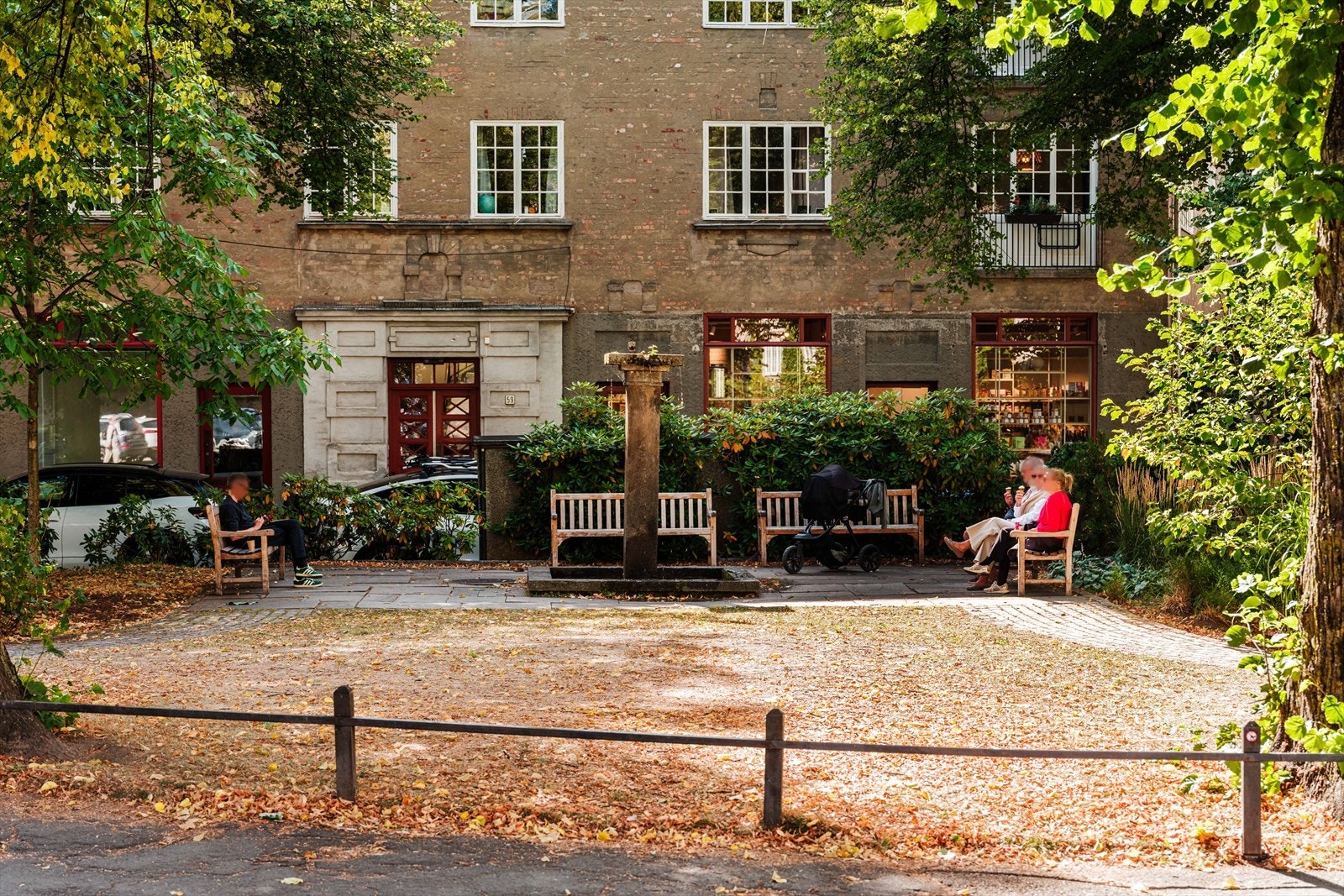 Leiligheten har nærhet til Lille Jacob Park, ca. 50 meter fra leiligheten, perfekt for rekreasjon og avslapning i grønne omgivelser. Galleribilde
