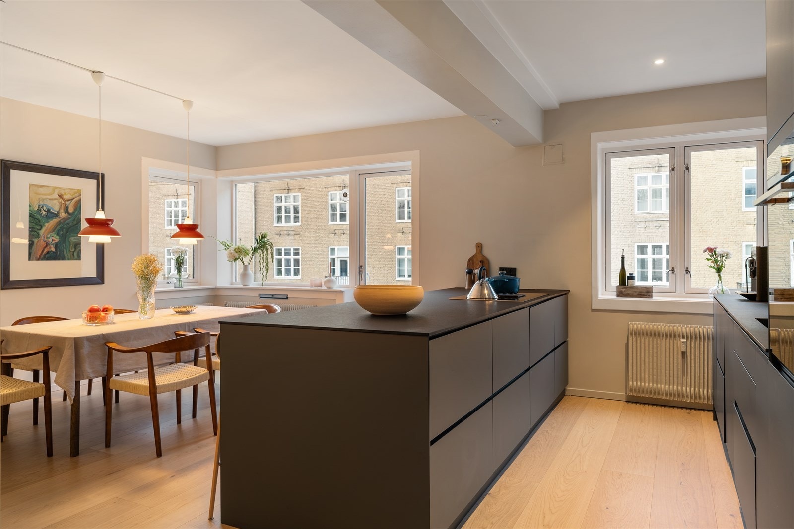 Kjøkkenet har romslige arbeidsflater med kvalitetsmaterialer. Det er downlights i himling. Galleribilde