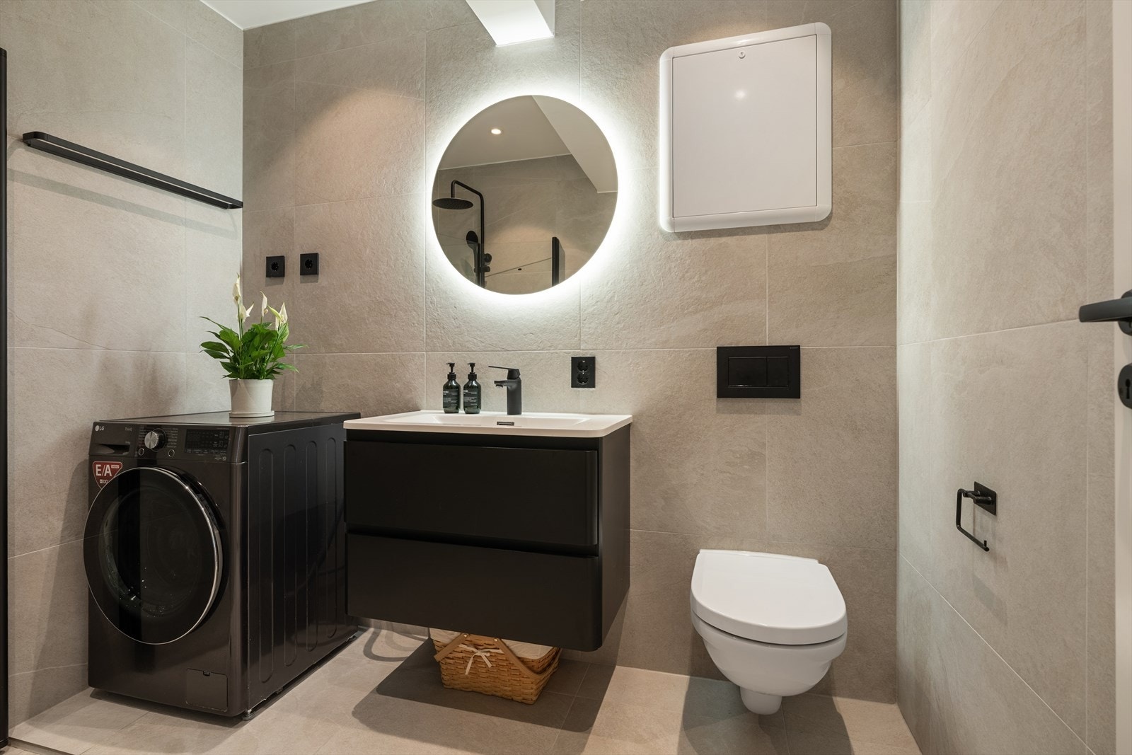 Stilrent bad fra 2023 med flislagt gulv og vegger. Himlingen har malte overflater og integrerte downlights som gir god belysning. Galleribilde