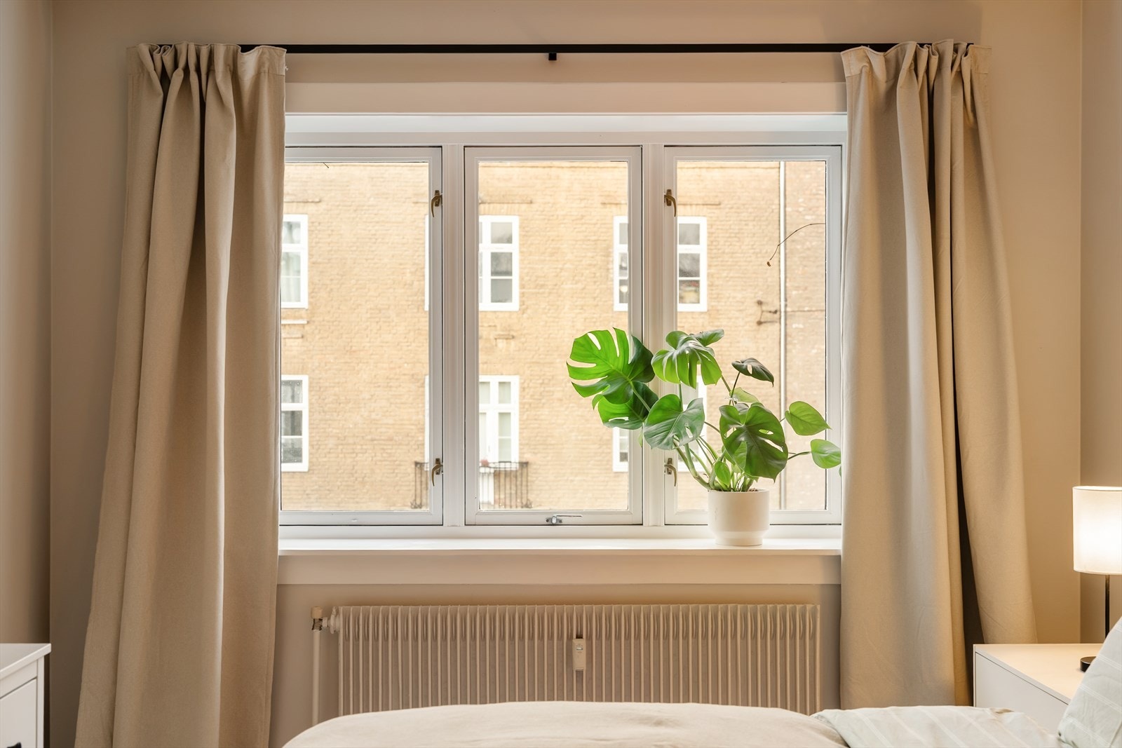 Store vindusflater som slipper inn rikelig med naturlig lys. Leiligheten har radiator alle oppholdsrom. Galleribilde