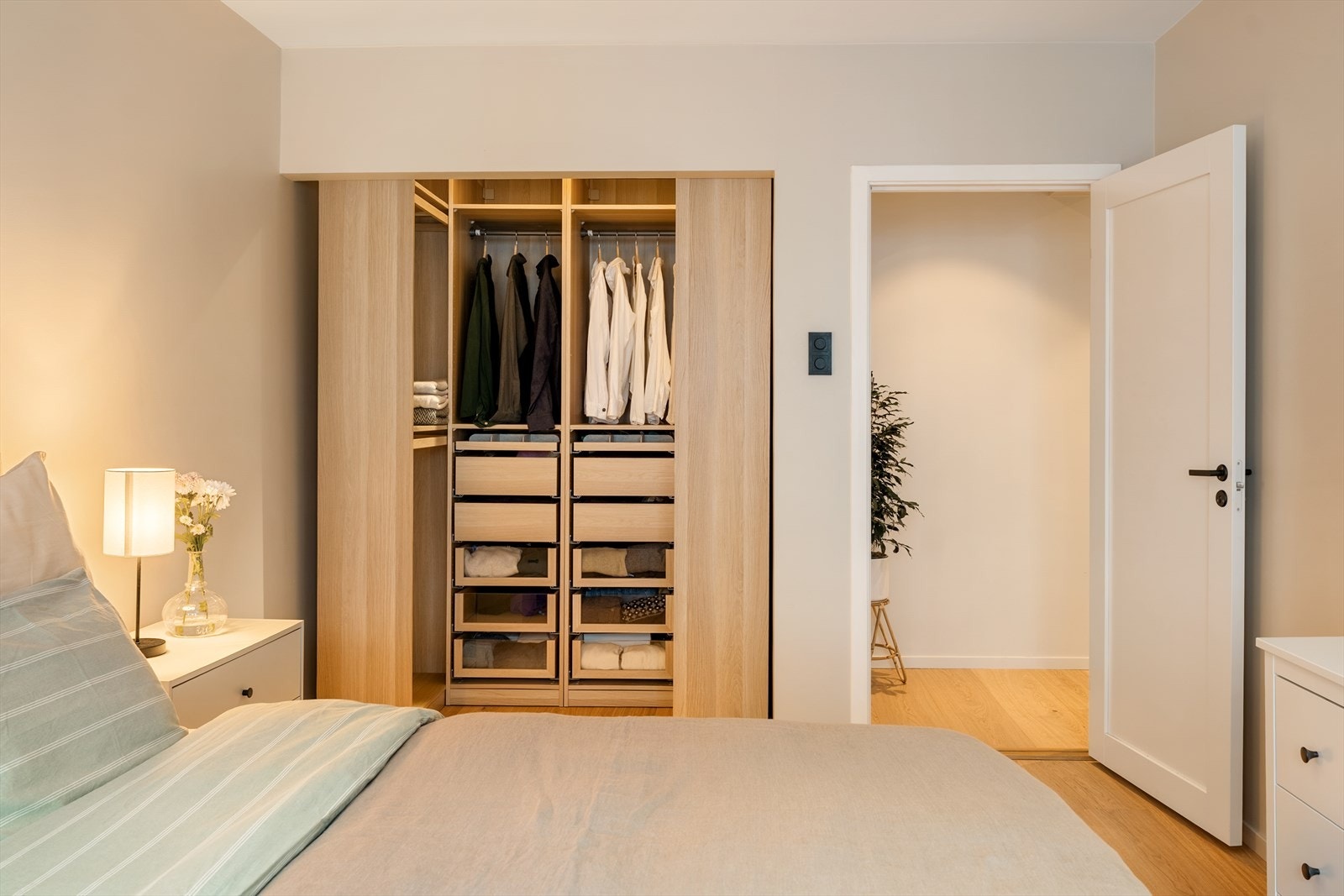 Stort praktisk garderobeskap i innebygd nisje medfølger. Galleribilde