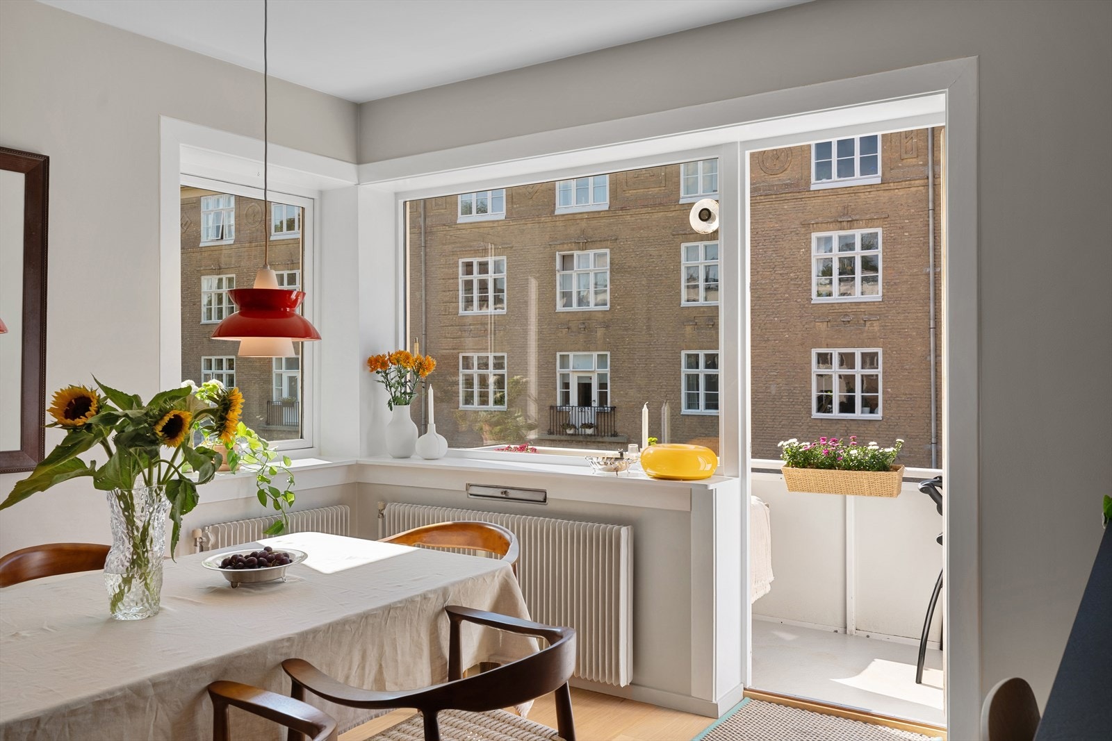 Fra stuen/kjøkkenet har du direkte utgang til en herlig balkong på ca 5 kvm. Galleribilde