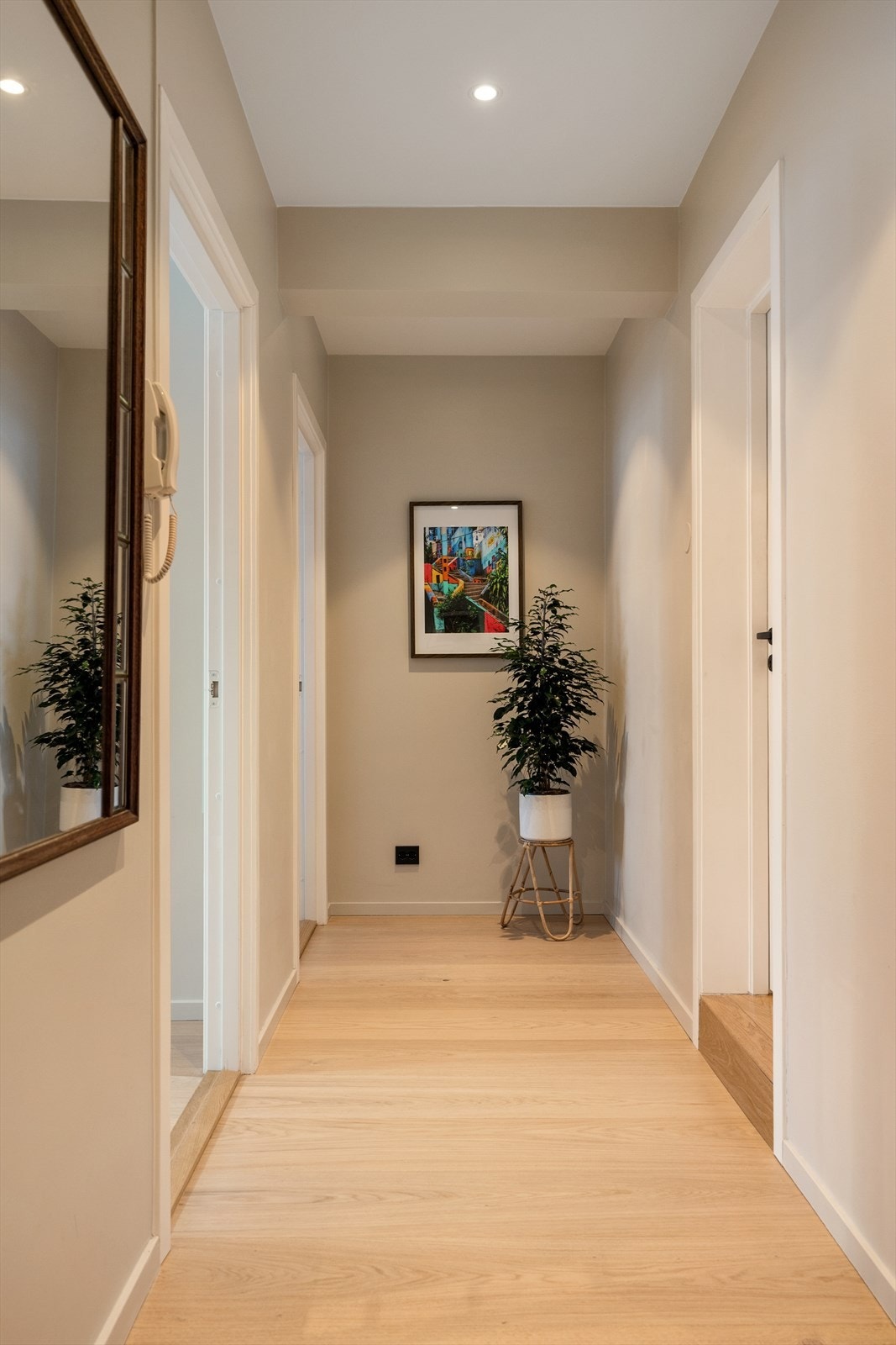 Innbydende entré av god størrelse. Leiligheten er malt i delikate farger. Galleribilde