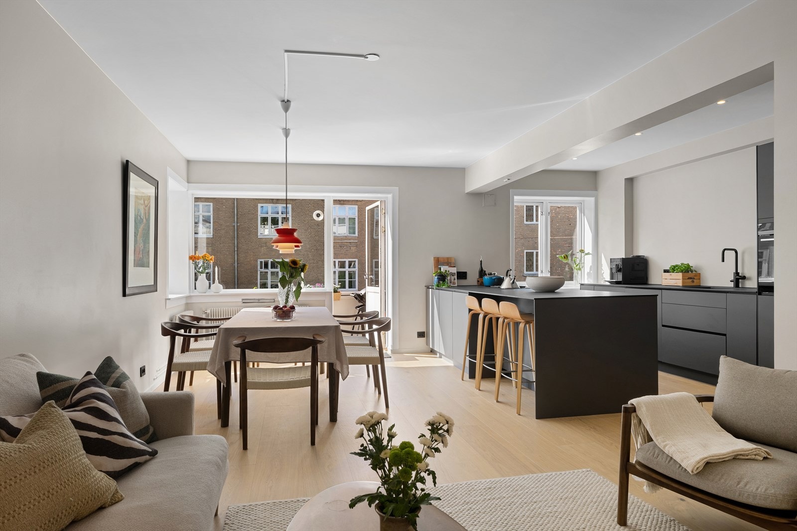 Benjamin Ådna v/Nordvik har gleden av å presentere denne lekre leiligheten beliggende i byggets 3. etasje. Foto: Henrik Fjørtoft Sporsheim v/ Tigerstaden Boligfoto AS. Galleribilde