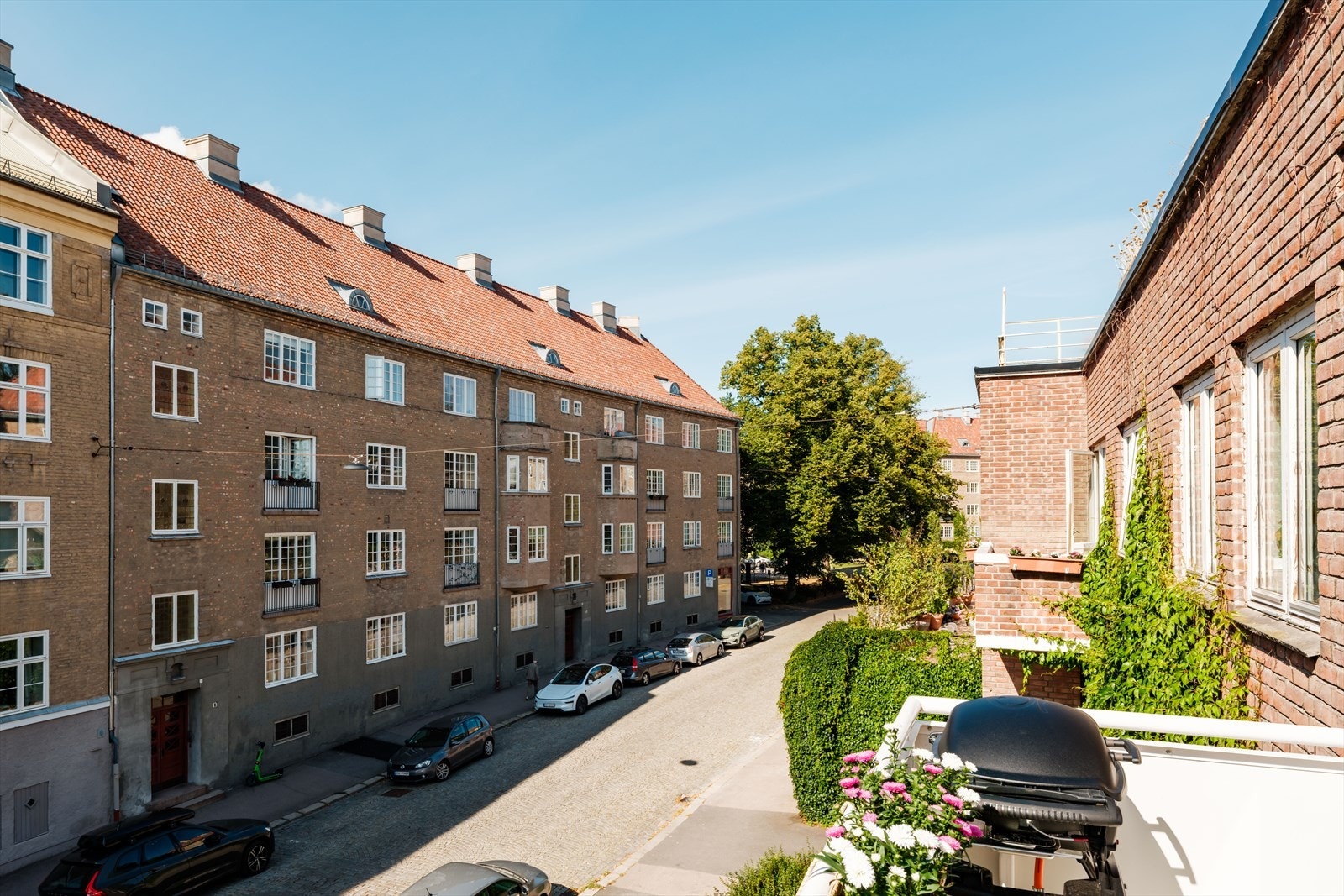 Utsikt fra balkongen. Flere historiske filmer, blant annet Max Manus, er spilt inn i denne gaten på grunn av den tradisjonelle brosteinsbelagte gaten og den autentiske arkitekturen. Galleribilde