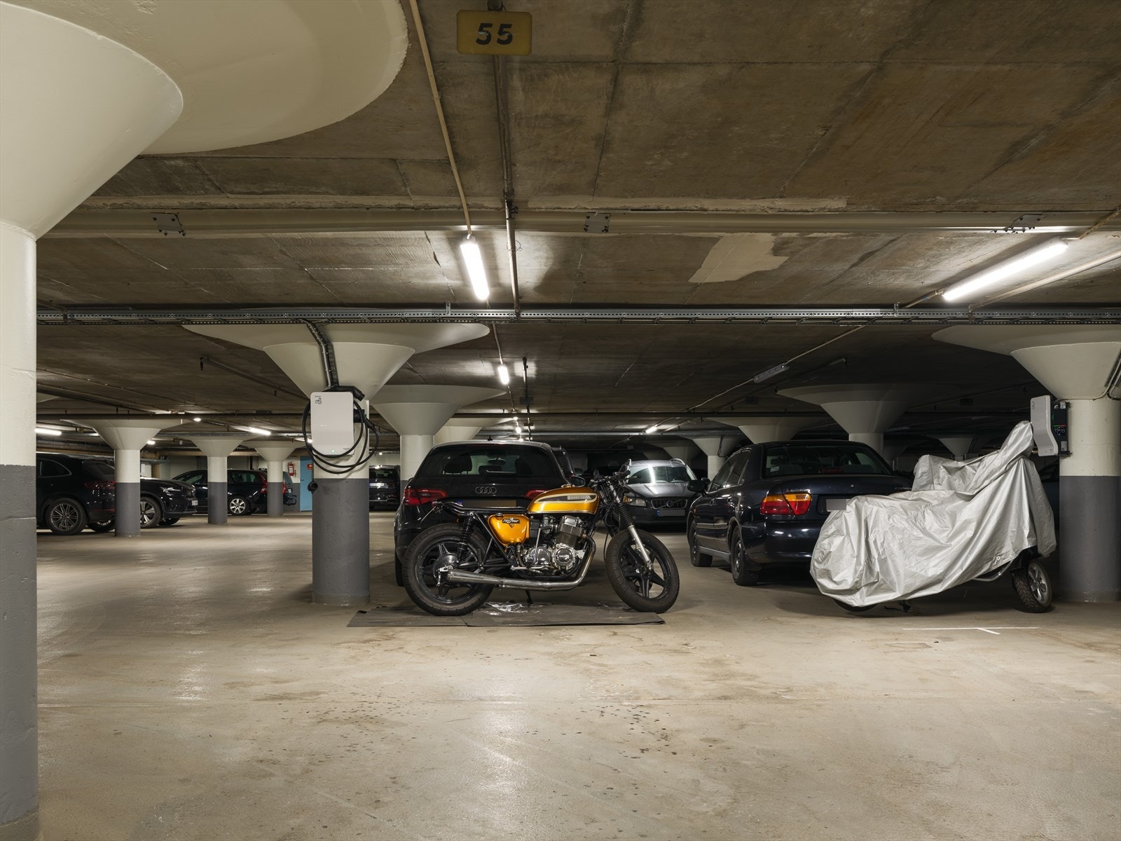 Det foreligger mulighet for kjøp av garasjeplass i Kirkeveien 92, kun ca. 4 minutters gange fra leiligheten. Galleribilde