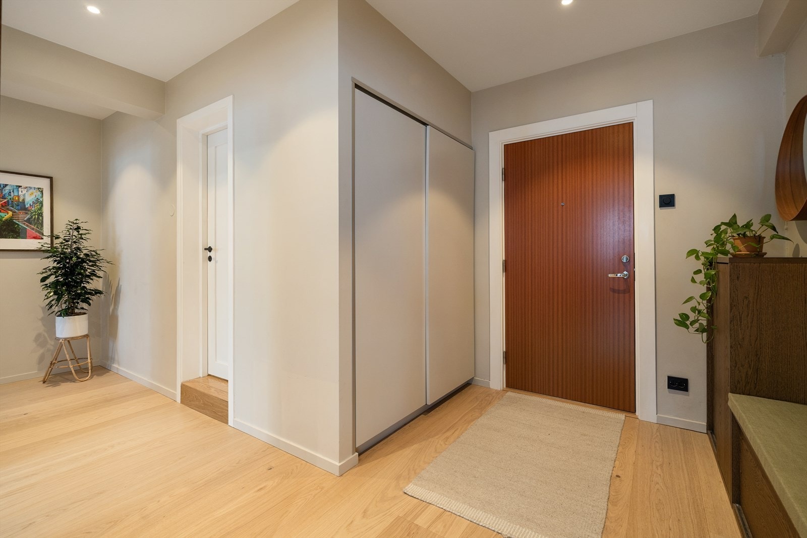 God plass til å henge fra seg yttertøy og sko i praktisk skyvedørsgarderobe. Det er montert porttelefon. Galleribilde