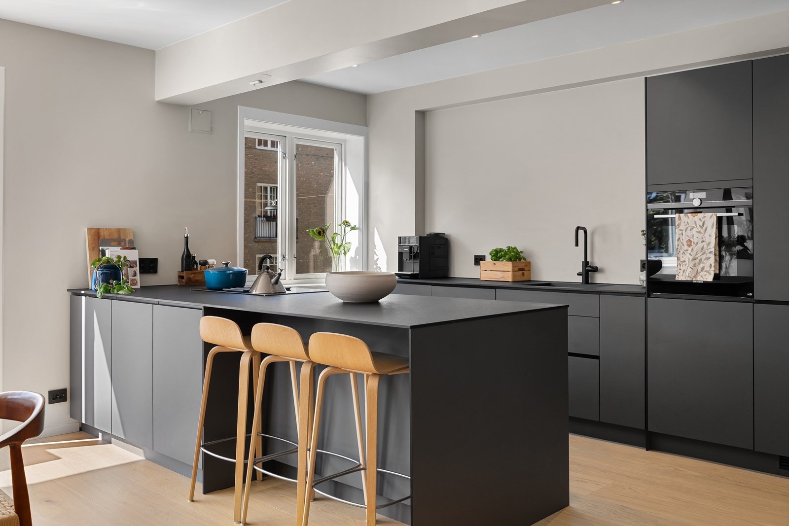 Lekkert påkostet kjøkken fra Kvik (2023). Galleribilde