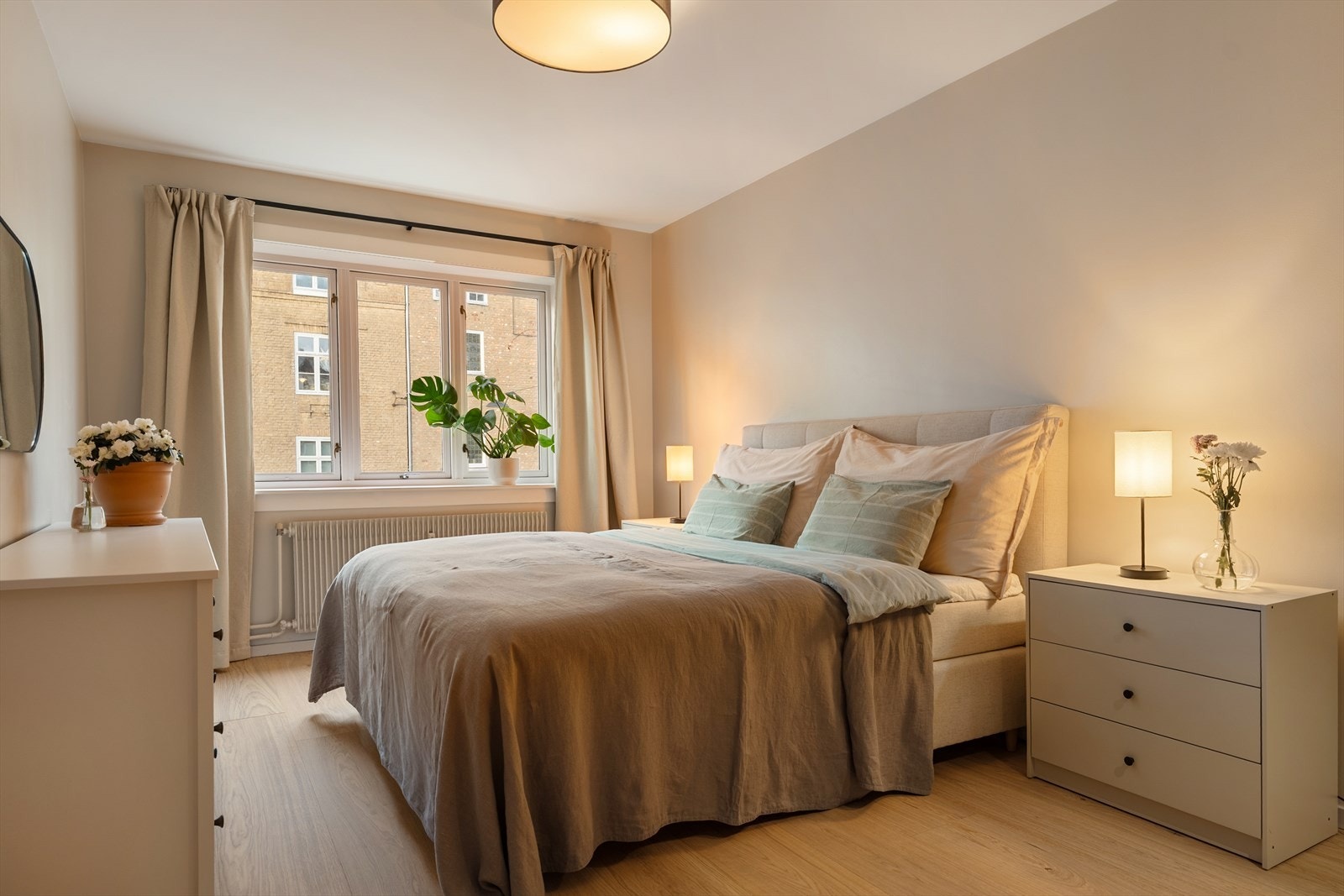 Romslig hovedsoverom med god plass til dobbeltseng, tilhørende nattbord og annet ønsket inventar. Galleribilde