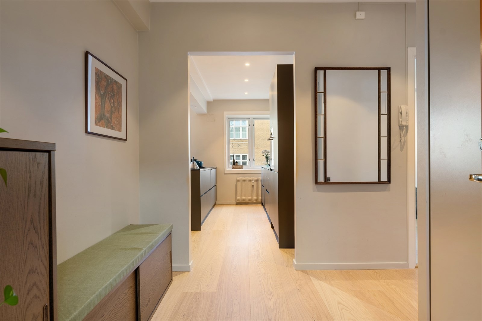 Innbydende entré som skaper en fin overgang mellom leilighetens øvrige rom. Galleribilde