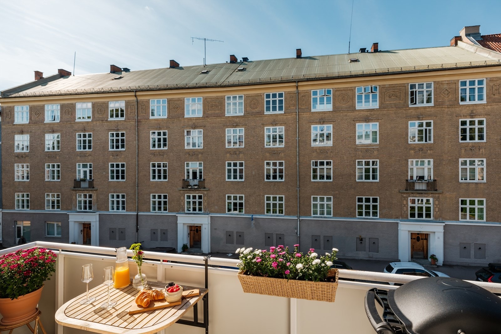 Beliggenheten er svært sentral, med kort vei til et pulserende restaurant og kaféliv samt et bredt utvalg av butikker og servicetilbud. Galleribilde