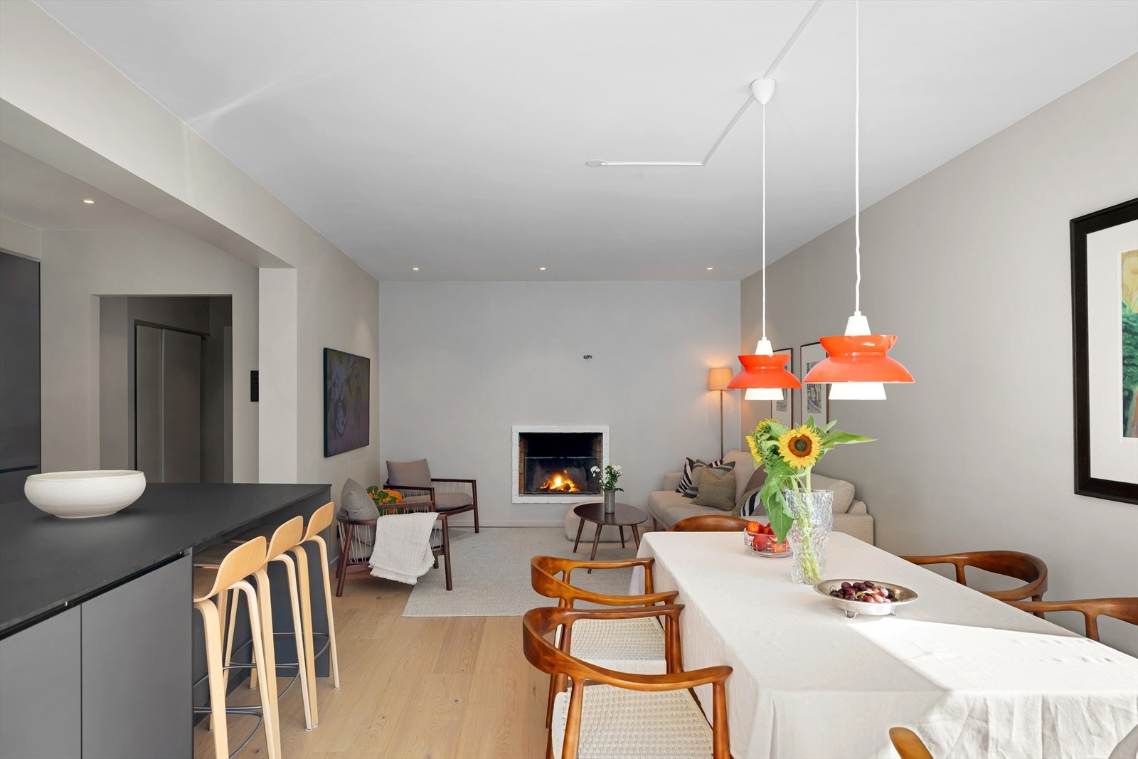 Lys og romslig stue- og kjøkkenløsning med god plass til et stort spisebord. Et perfekt samlingspunkt for familie og venner. Galleribilde