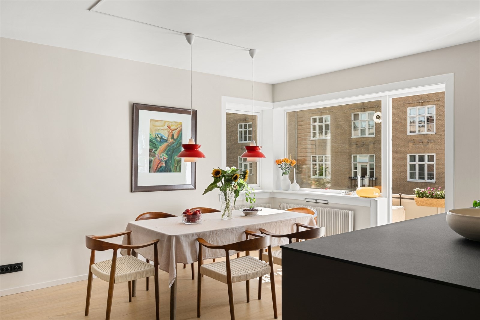 Leiligheten ble i 2023 modernisert med blant annet nytt kjøkken, nytt bad og nytt 1-stavs parkettgulv m.m. Galleribilde