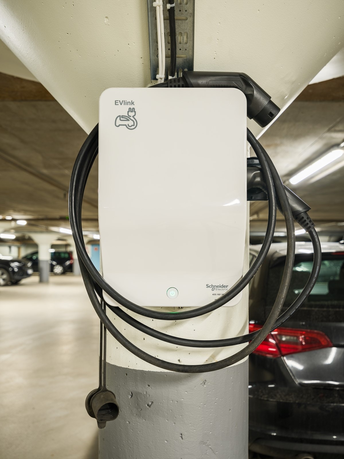 Garasjeplassen er tilrettelagt for lading av el-bil i lukket garasjeanlegg. Galleribilde