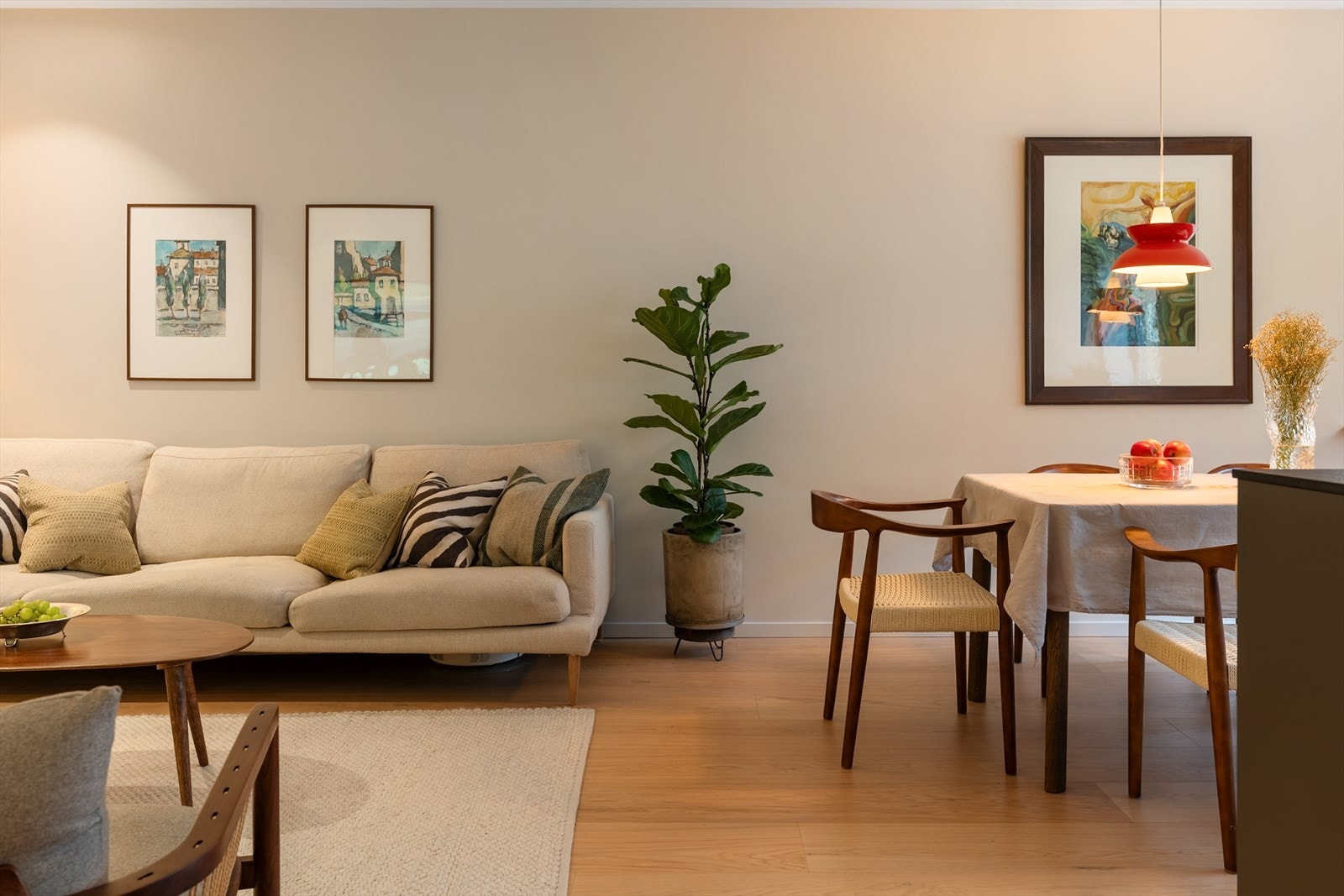 Delikat 1 stavs-parkettgulv gjennomgående i leiligheten. A-konto oppvarming og varmtvann er inkludert i felleskostnadene. Galleribilde