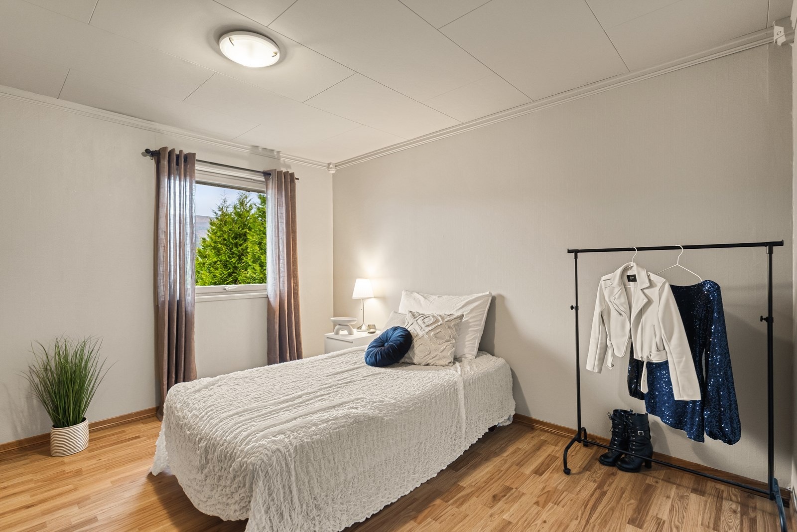 Romslig soverom hvor det er god plass til å innrede med stor seng, nattbord og annet ønsket møblement. Galleribilde